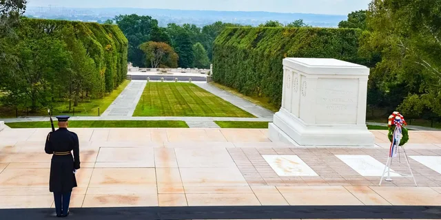 Arlington Cemetery Walking Tour & JFK Grave - Image 4