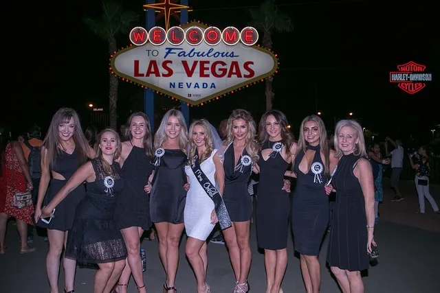 Las Vegas Photo Tour by Limousine - Image 1