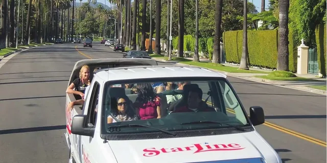 Hollywood Celebrity Homes and Hop-on Hop-off Tour - Image 3