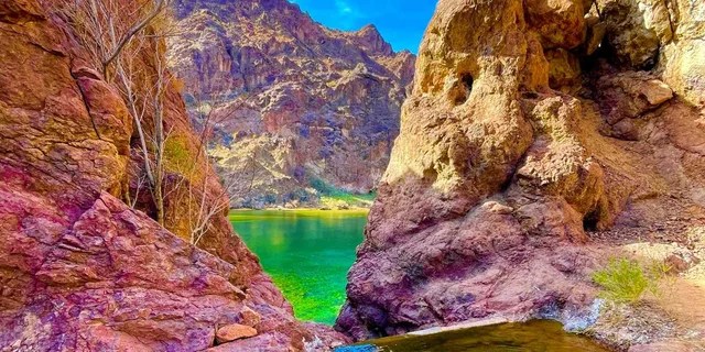 Hoover Dam Kayaking and Hot Springs Adventure - Image 1
