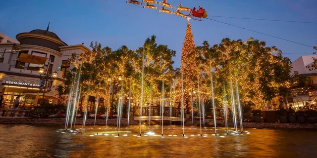 Los Angeles Holiday Lights Tour with Festive Drink - Image 4