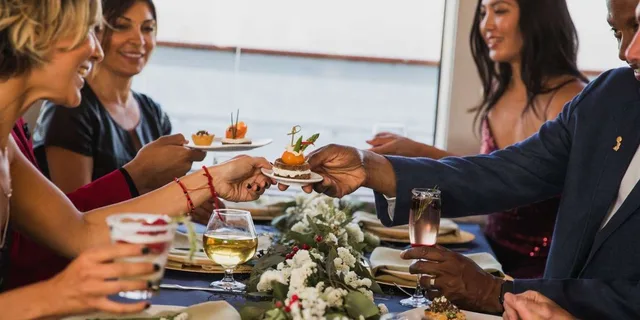 San Diego Christmas Eve Brunch and Dinner Cruise - Image 3