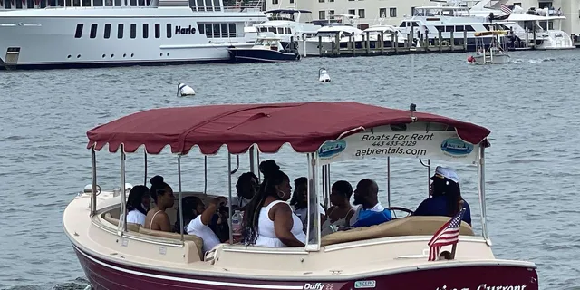 Annapolis Electric Boat Rental - Image 1