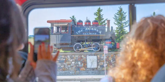 Anchorage Trolley Tour 1 hr - Image 4