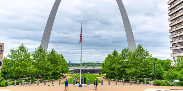 St Louis Gateway Arch Walking Tour with Ticket - Image 1