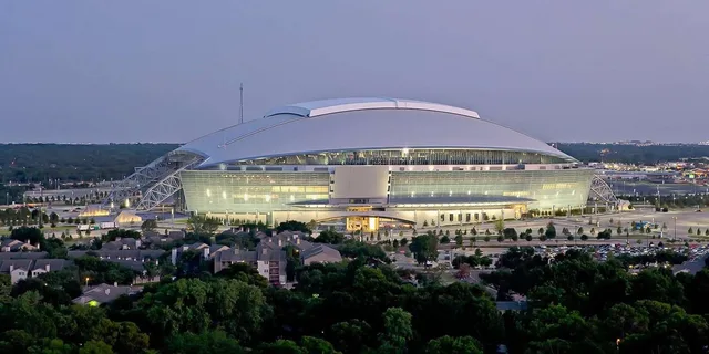 Dallas Cowboys Stadium Tour with Transportation - Image 4