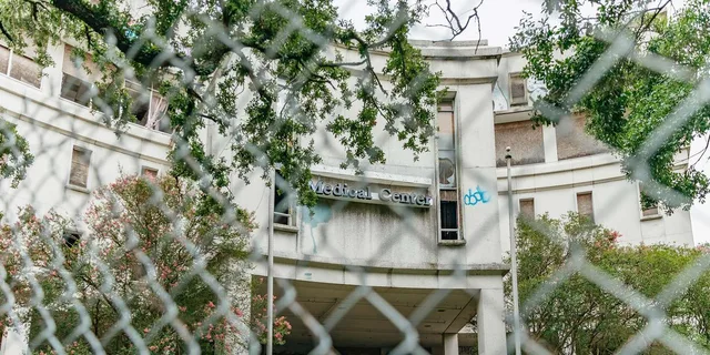 New Orleans Ghosts and Cemetery Bus Tour - Image 3