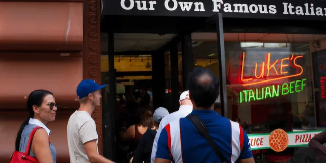 Chicago Loop Food Tour: Pizza, Dogs & Local Flavor 2 hr - Image 6