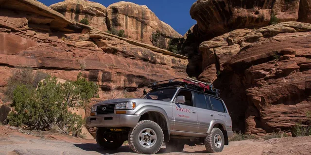 Moab Lavender Canyon 4x4 and Hiking Tour - Image 4