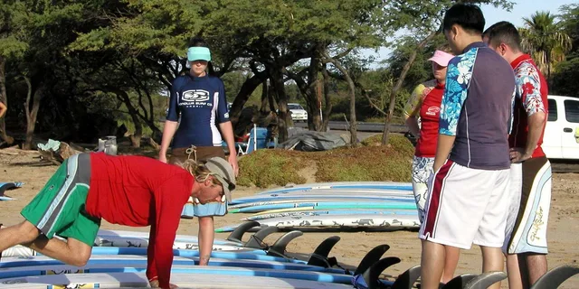 South Maui Surf Lessons at Kalama Beach Park 2 hr - Image 4