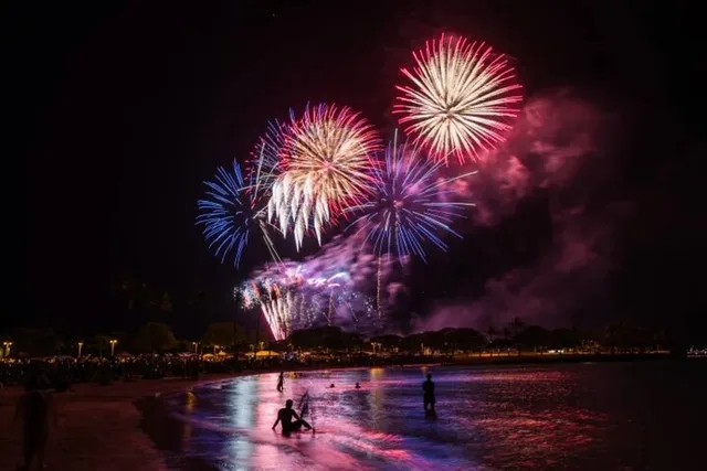 Honolulu Fireworks Cruise with Drinks 1 hr - Image 4