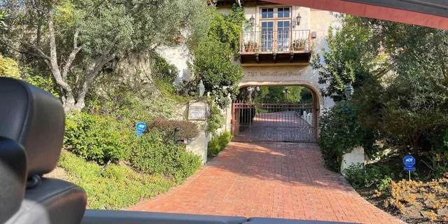 Los Angeles Celebrity Homes Open-Air Bus Tour - Image 2