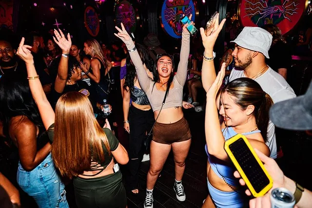 Las Vegas Fremont Bar Crawl - Image 3