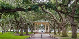 Charleston Walking Tour of South of Broad and Battery