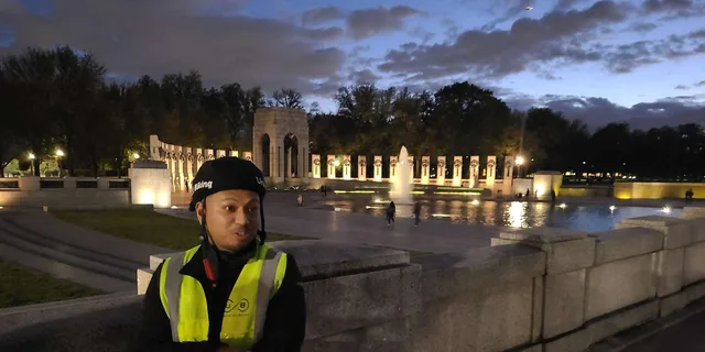 Washington DC Monuments Night Bike Tour - Image 2