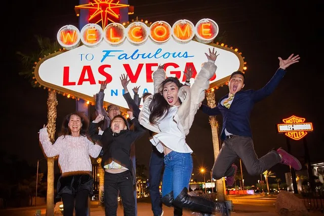 Las Vegas Strip Limo Tour with Photographer - Image 5