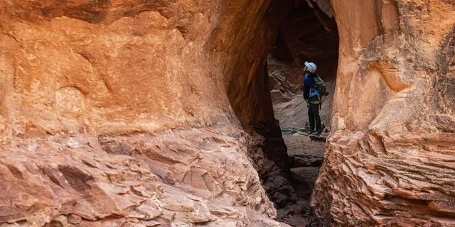 Moab Canyoneering Adventure in Ephedra's Grotto - Image 4