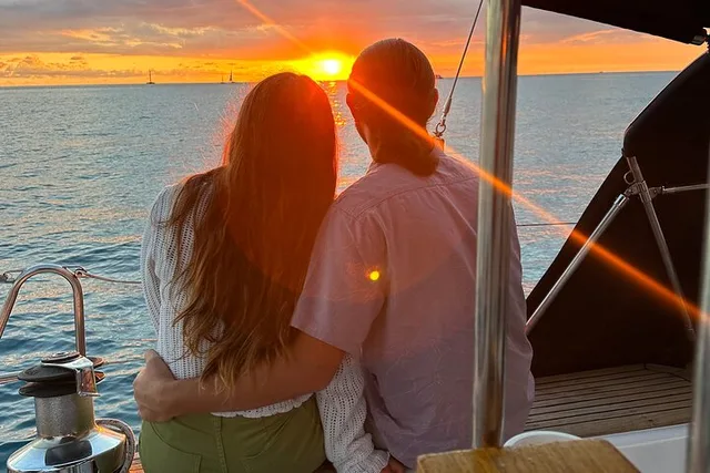 Waikiki Day Tour and Sunset Sail for Couples - Image 2