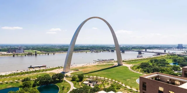 St. Louis Driving Tour with Helicopter & Cruise - Image 1