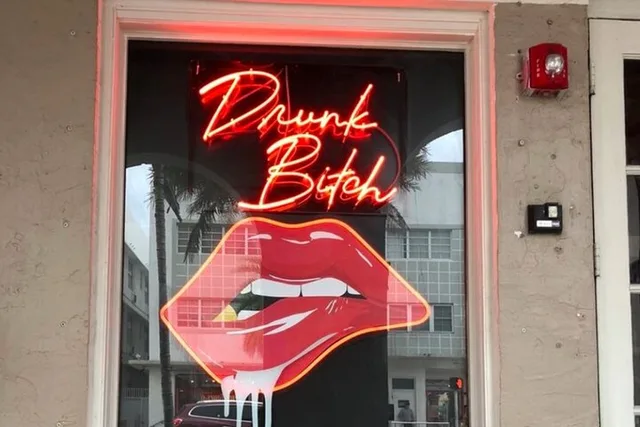 Miami Bar Scavenger Hunt in South Beach 2 hr - Image 3
