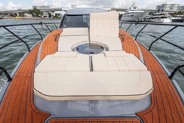 Miami Yacht Rental with Captain and Crew 4 hr - Image 4
