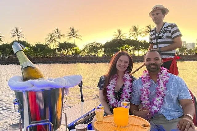 Waikiki Gondola Cruise with Lei and Drinks 1 hr - Image 2