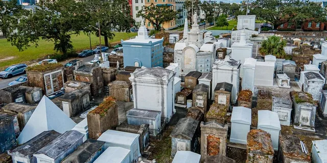 New Orleans Walking Tour Inside St. Louis Cemetery No. 1 - Image 2