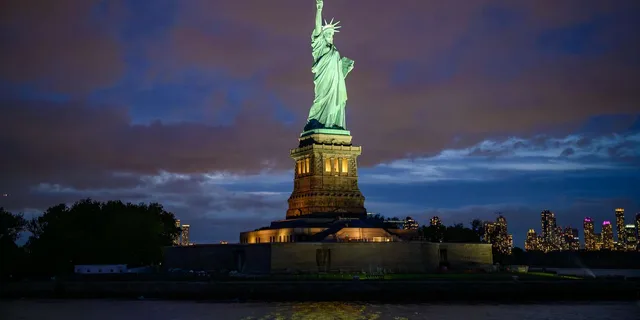 NYC Valentine's Dinner Cruise - Image 5