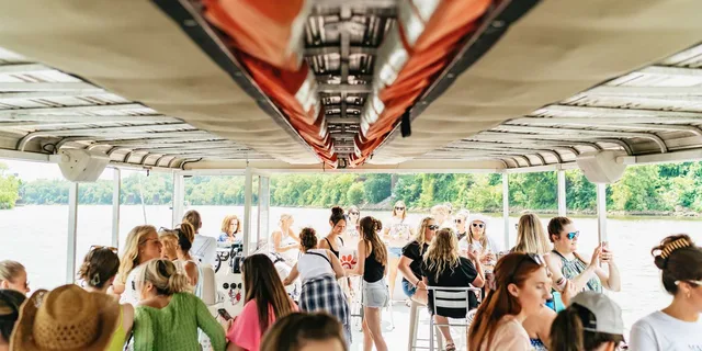 Nashville Pontoon Party Cruise with Captain 2 hr - Image 5