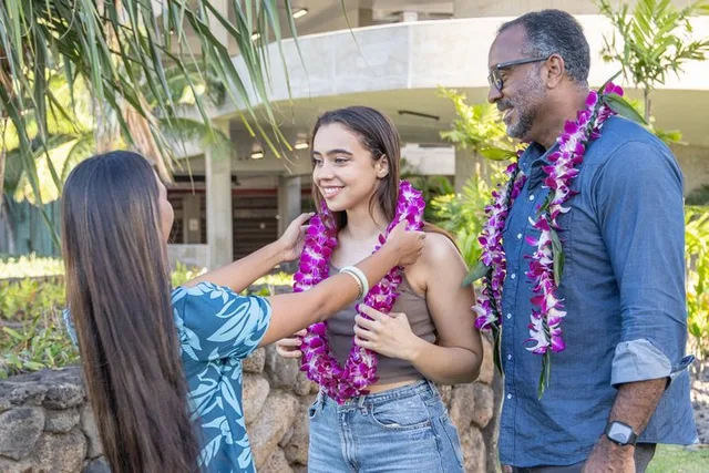 Honolulu Airport Custom Lei Greeting - Image 2