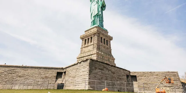 New York City Statue of Liberty and Wall Street Tour - Image 5