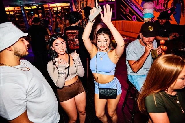 Las Vegas Fremont Bar Crawl - Image 4