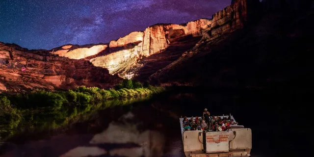 Moab Colorado River Dinner Cruise with Light Show - Image 3