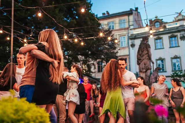 Santa Monica Bar and Street Salsa Dancing - Image 3
