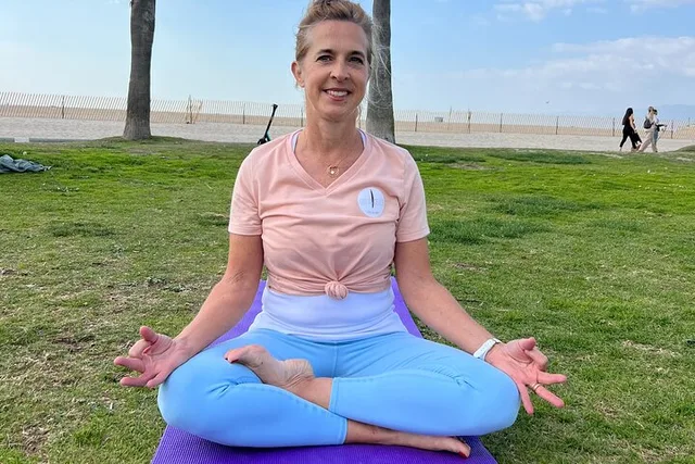 Santa Monica Beach Vinyasa Yoga Class in French - Image 5