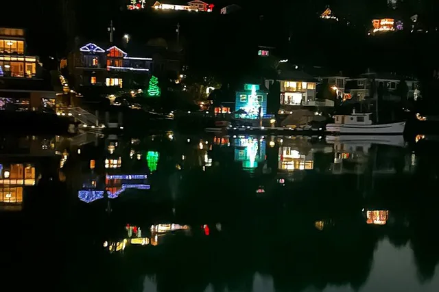 Gig Harbor Christmas Lighted Boat Cruise 90 min - Image 4