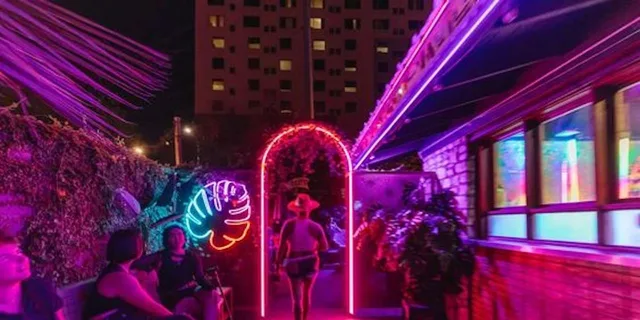 Austin Sixth Street Bar Crawl - Image 3
