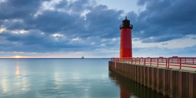 Milwaukee Romantic Private Walking Tour - Image 3