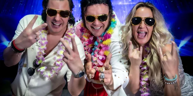 Las Vegas Elvis Wedding with Sign Photos 1 hr - Image 3