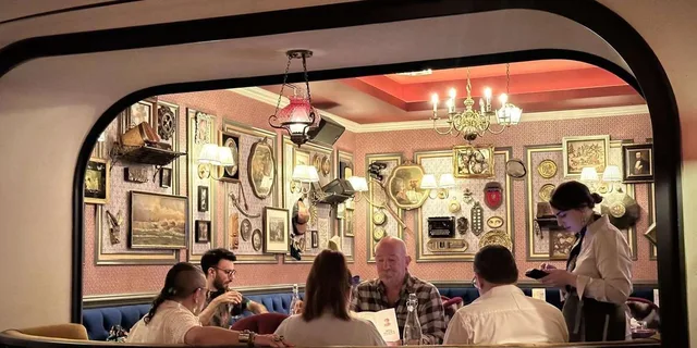 New York City Bar Tour: Gangsters, Heroes, and Broadway Lights - Image 3