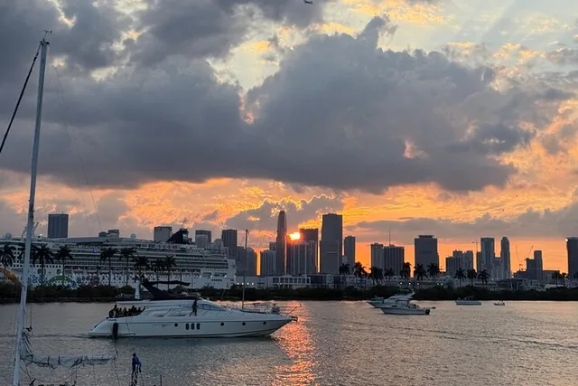 Miami Yacht Rental with Captain and Crew 4 hr - Image 2