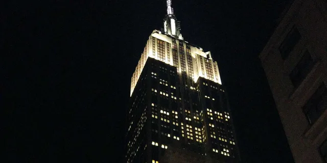 New York 5th Avenue Stroll and Empire State Sunset - Image 2