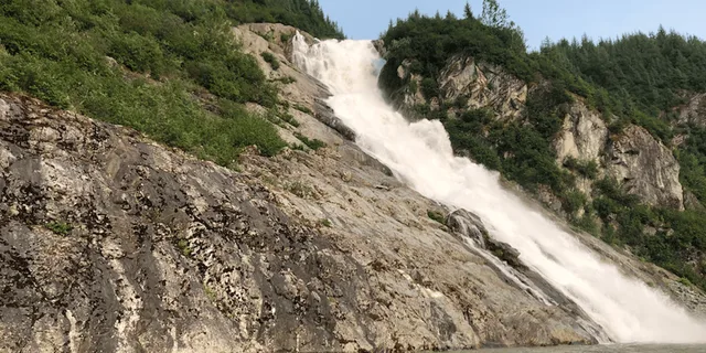 Juneau Mendenhall Lake Canoe Tour - Image 5
