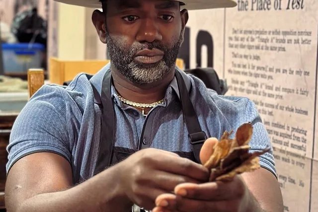 Miami Cigar Rolling Experience - Image 4