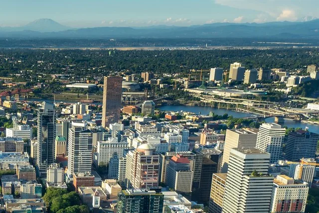 Portland Scenic Flight - Image 4