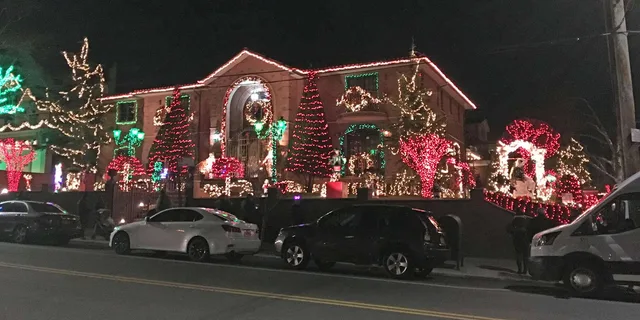Brooklyn Dyker Heights Christmas Lights Walking Tour - Image 5