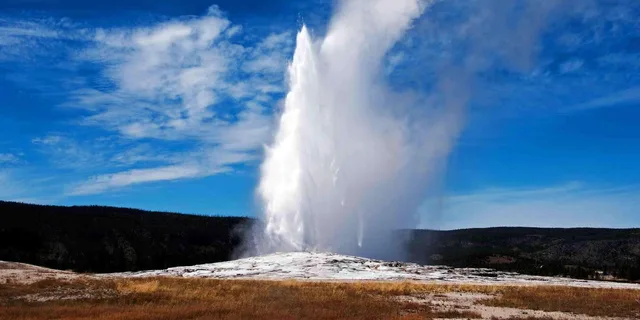 Yellowstone & Grand Teton 4-Day Tour - Image 1
