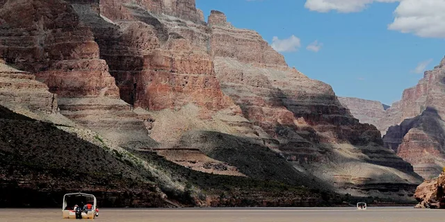 Las Vegas Grand Canyon Helicopter and Raft Tour - Image 5