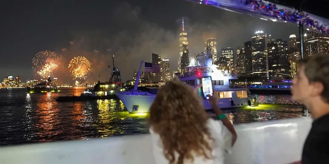 New York City New Year's Fireworks Cruise - Image 6