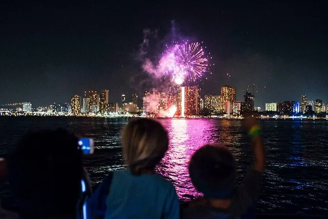 Waikiki Glass Bottom Boat Fireworks Tour - Image 4